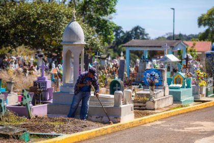 Realiza Ayuntamiento acciones de limpieza en panteones municipales