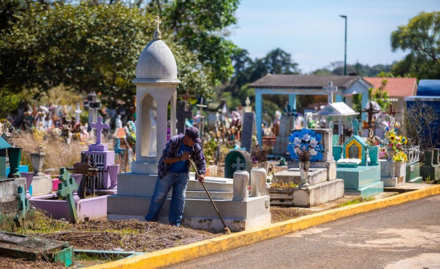 Realiza Ayuntamiento acciones de limpieza en panteones municipales