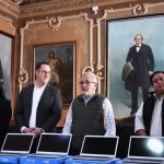 Entrega Alberto Islas equipo de cómputo al Colegio Preparatorio de Xalapa