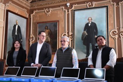 Entrega Alberto Islas equipo de cómputo al Colegio Preparatorio de Xalapa