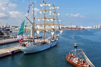 Presidenta y Gobernadora reciben al Cuauhtémoc y honran a cadetes fallecidos
