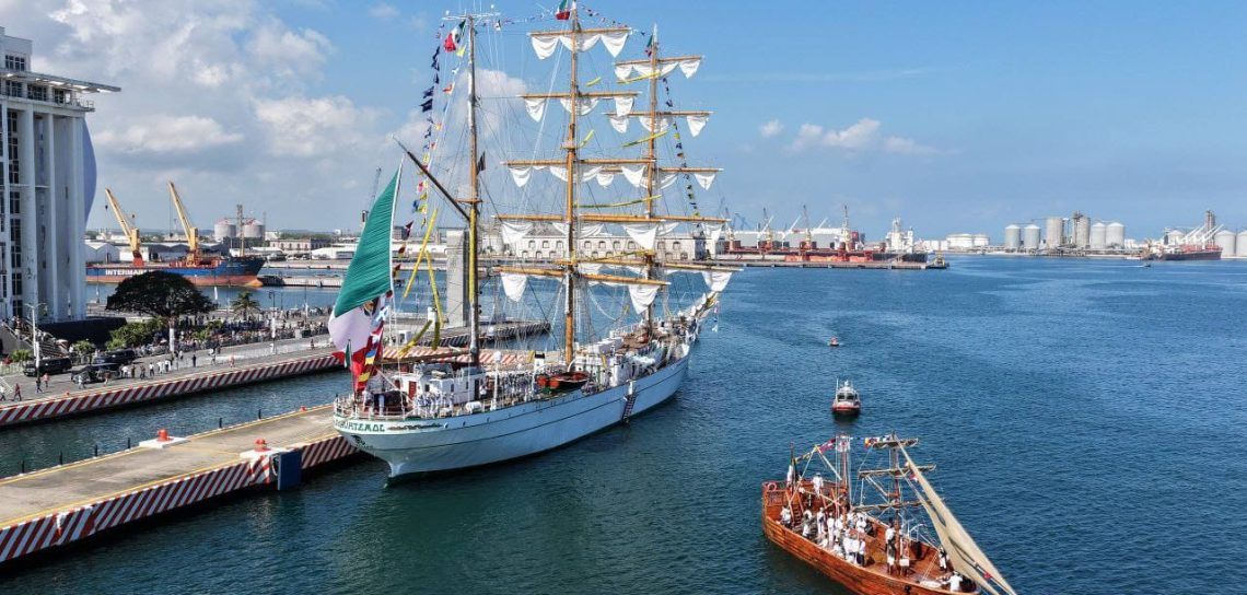 Presidenta y Gobernadora reciben al Cuauhtémoc y honran a cadetes fallecidos