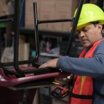 Visita Gobernadora planta veracruzana que fabrica mobiliario para escuelas públicas
