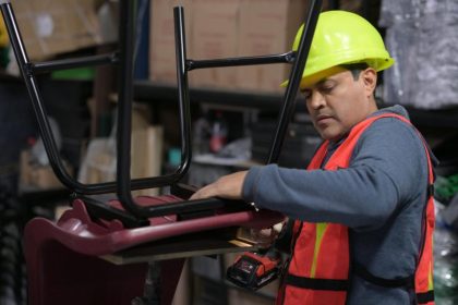 Visita Gobernadora planta veracruzana que fabrica mobiliario para escuelas públicas