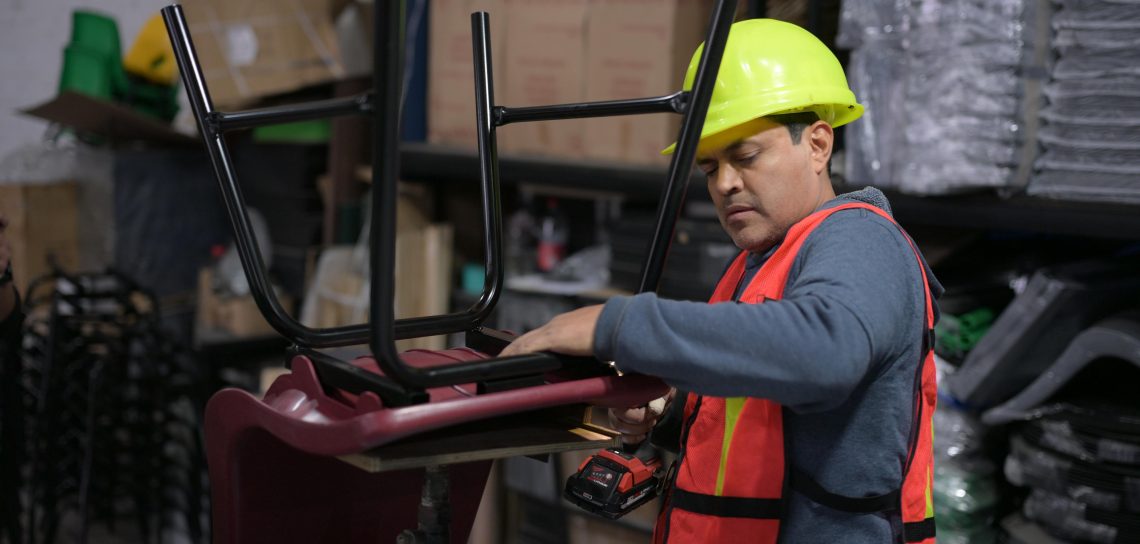 Visita Gobernadora planta veracruzana que fabrica mobiliario para escuelas públicas