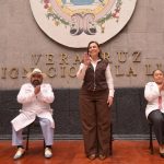 Entrega Rocío Nahle uniformes a personal hospitalario; anuncia compra de 60 ambulancias