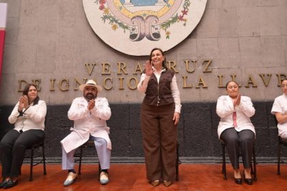 Entrega Rocío Nahle uniformes a personal hospitalario; anuncia compra de 60 ambulancias