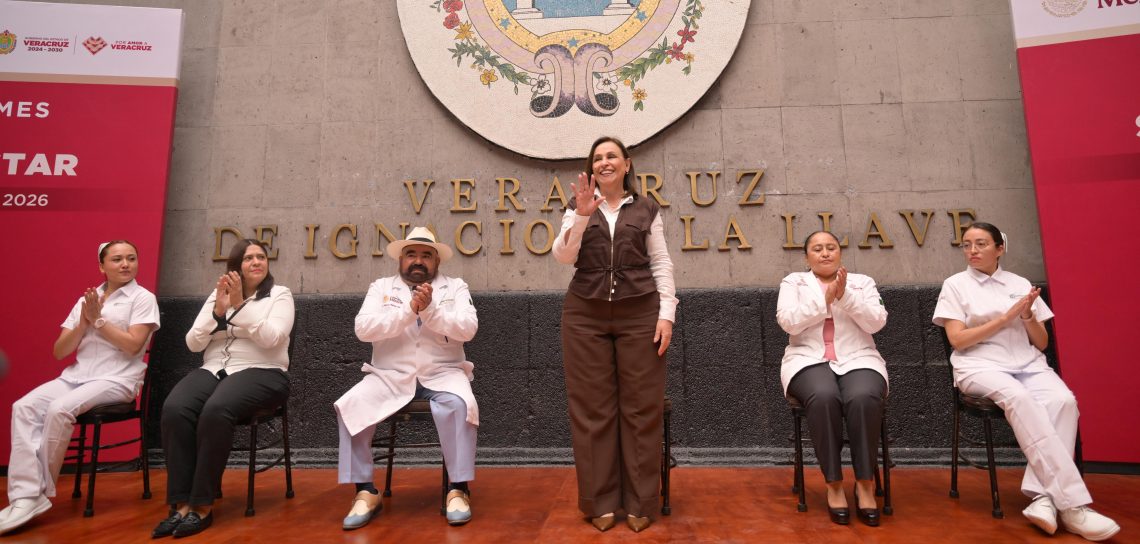 Entrega Rocío Nahle uniformes a personal hospitalario; anuncia compra de 60 ambulancias