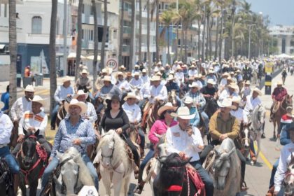 Cabalgata reúne a 3 mil jinetes y caballos en el cierre del Congreso del Caballo