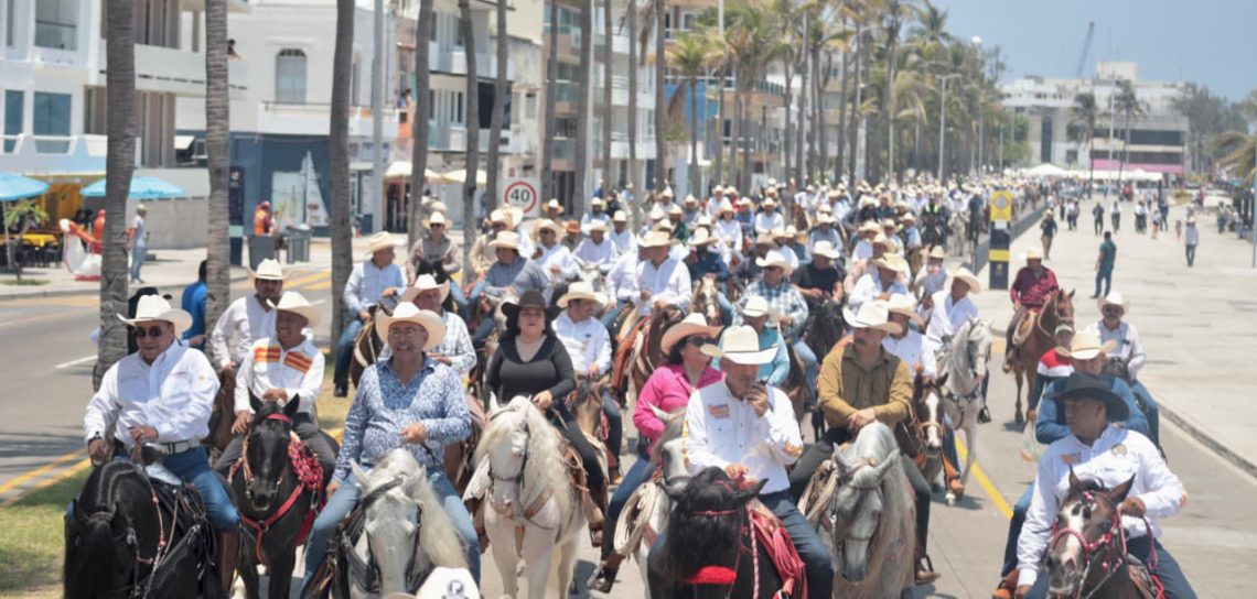 Cabalgata reúne a 3 mil jinetes y caballos en el cierre del Congreso del Caballo