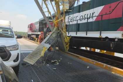 Impactante! Andamio cae sobre tren en el puente Coatzacoalcos I; trabajador vive para contarlo