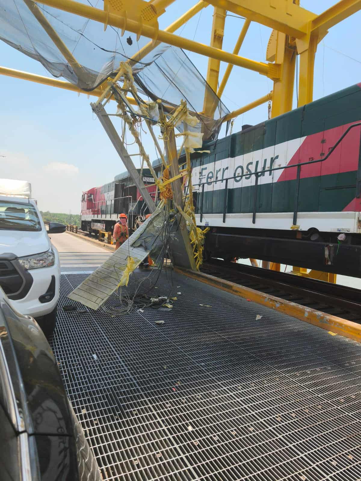 Impactante! Andamio cae sobre tren en el puente Coatzacoalcos I; trabajador vive para contarlo