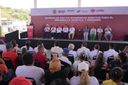 Cumple Rocío Nahle con pescadores; inicia entrega de apoyos a más de 20 mil productores