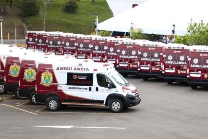 La salud no puede esperar: Gobernadora entrega 30 ambulancias a hospitales.