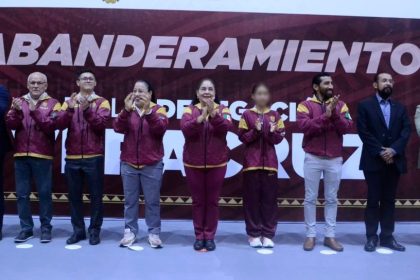 Abandera SEV a delegación veracruzana que participará en competencias escolares