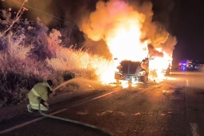 Tráiler termina calcinado tras incendiarse en la autopista Cosoleacaque–Nuevo Teapa