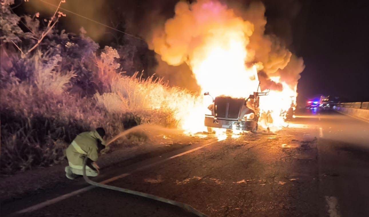 Tráiler termina calcinado tras incendiarse en la autopista Cosoleacaque–Nuevo Teapa