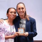 Docente de educación indígena de Veracruz recibe Medalla Maestro Manuel Altamirano