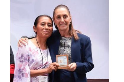 Docente de educación indígena de Veracruz recibe Medalla Maestro Manuel Altamirano