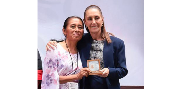 Docente de educación indígena de Veracruz recibe Medalla Maestro Manuel Altamirano