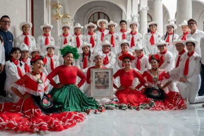 Reconocen a Delfines Marching Band por dar vida al inicio de los Jueves Musicales