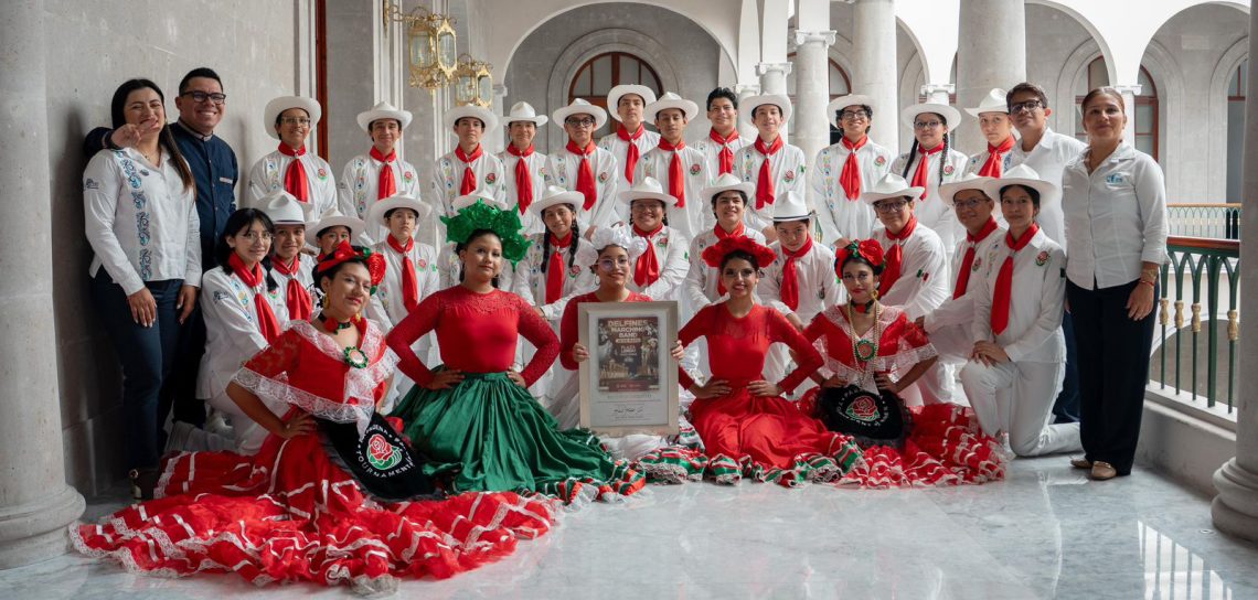 Reconocen a Delfines Marching Band por dar vida al inicio de los Jueves Musicales