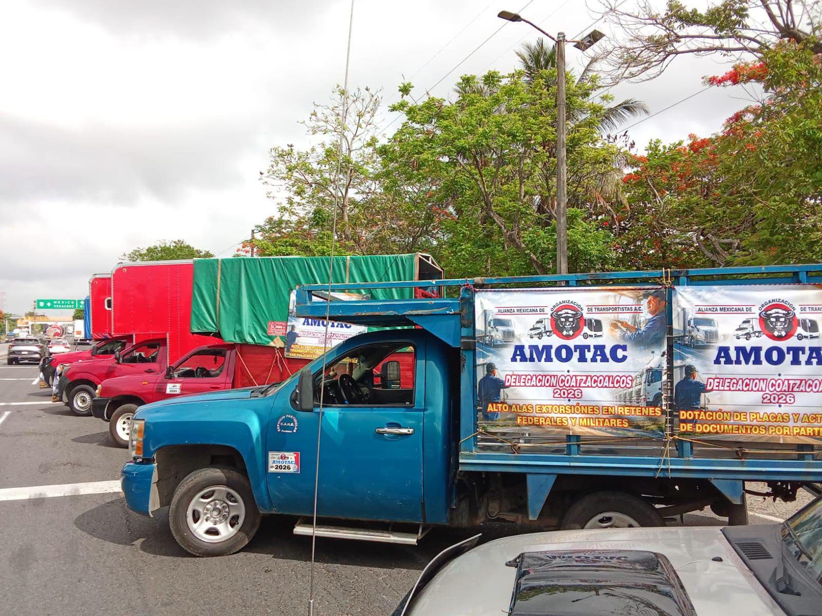 Transportistas de AMOTAC se movilizan en la Minatitlán-Coatzacoalcos; tránsito continúa con afectaciones menores