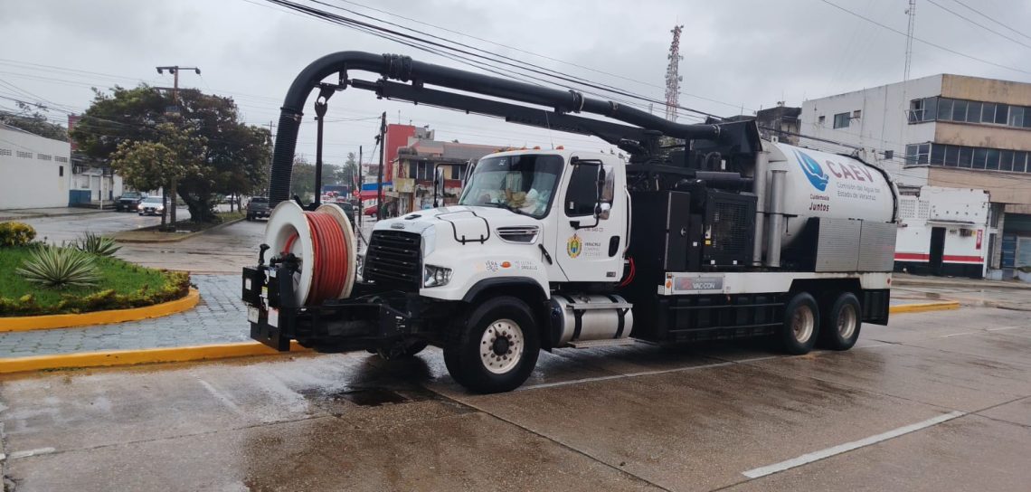CAEV moviliza maquinaria y personal, en apoyo a Nanchital y Coatzacoalcos